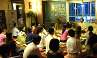 講師用嗓玄音養生工作坊 課程受益：于身體 解決更深層次呼吸，玄音音波疏通經絡療愈病灶；于心靈 玄音唱誦解開內在情結，清理三脈七輪提升生命能量開啟心靈智慧；于實用 善于用氣磁化嗓音，減少說話消耗元氣 快速提高發聲歌唱能力。