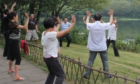 身心能量 新生之旅，主要是通過自然療法，重點強調維持身體健康和預防疾病，自然療法深信機體的自愈能力，讓我們重新認識自己，了解心靈，開啟智慧，喚醒內在的“本我”，打通制約生命力的能量節，激發身心潛在的能量，讓生命綻放出奪目的光彩！